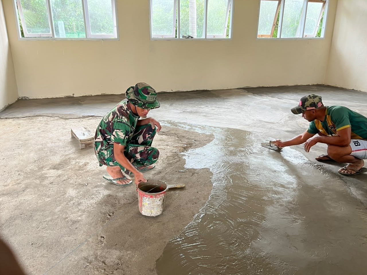 Pekerjaan Lantai SDN Polewali Diperkuat dengan Kerja Sama Satgas dan Warga