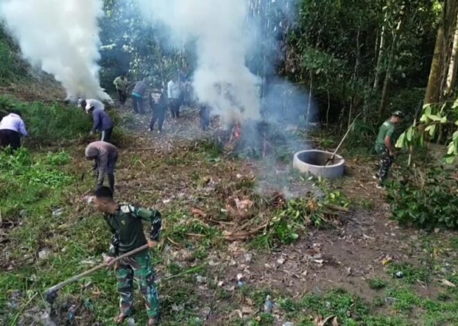 Satgas TMMD Ke-129 Kodim 1626/Bangli Bersihkan Areal Pura Puseh Desa Sekardadi