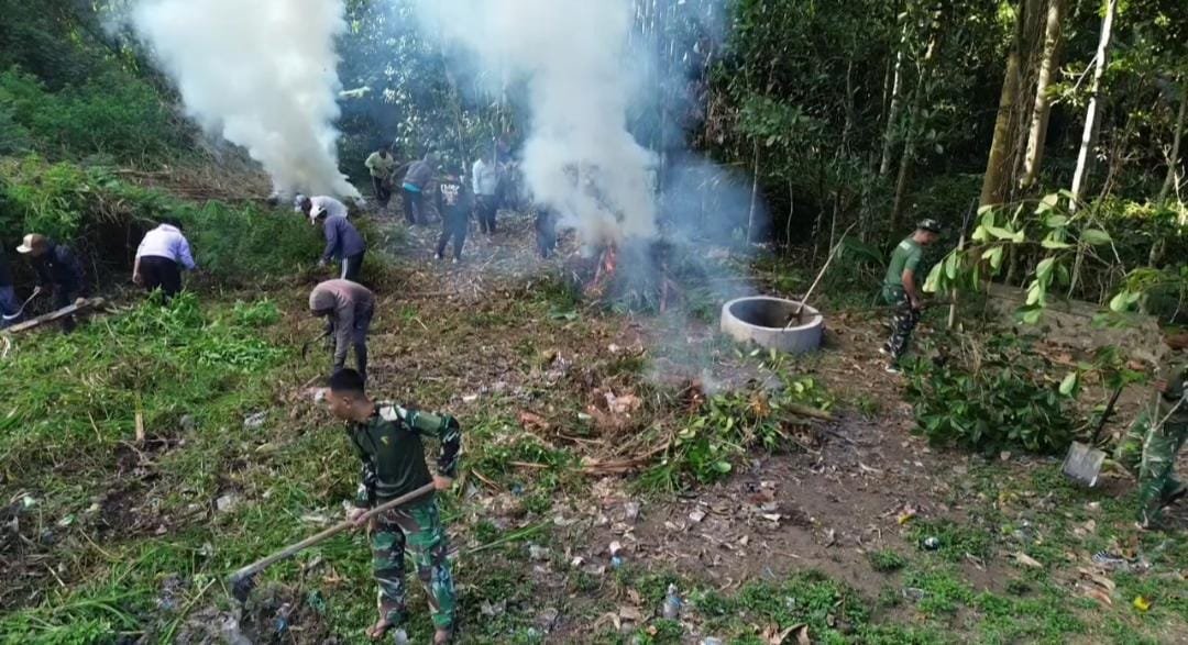 Satgas TMMD Ke-129 Kodim 1626/Bangli Bersihkan Areal Pura Puseh Desa Sekardadi