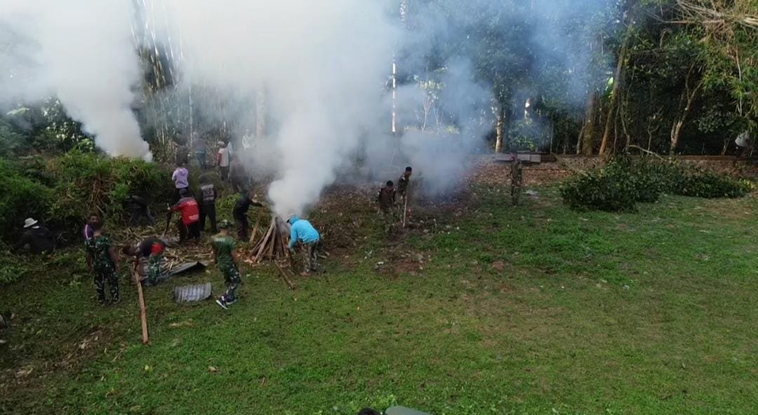 Lingkungan Pura Puseh Makin Bersih, Satgas TMMD Ke-129 Kodim 1626/Bangli Turun Langsung Bersama Warga