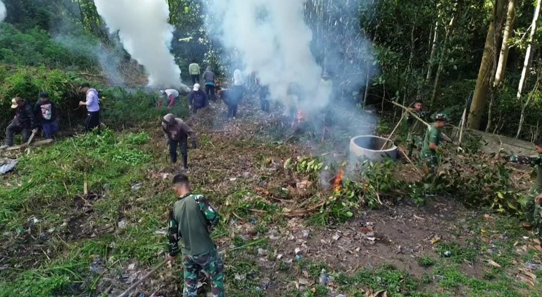 Pembersihan Pura Puseh Jadi Momentum Pererat Kemanunggalan TNI dan Rakyat di Desa Sekardadi