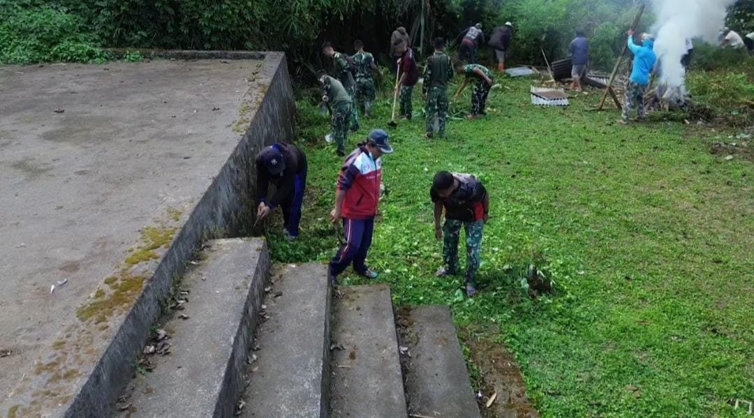 Bahu-Membahu Bersihkan Pura Puseh, Satgas TMMD Ke-129 Kodim 1626/Bangli Perkuat Gotong Royong Warga