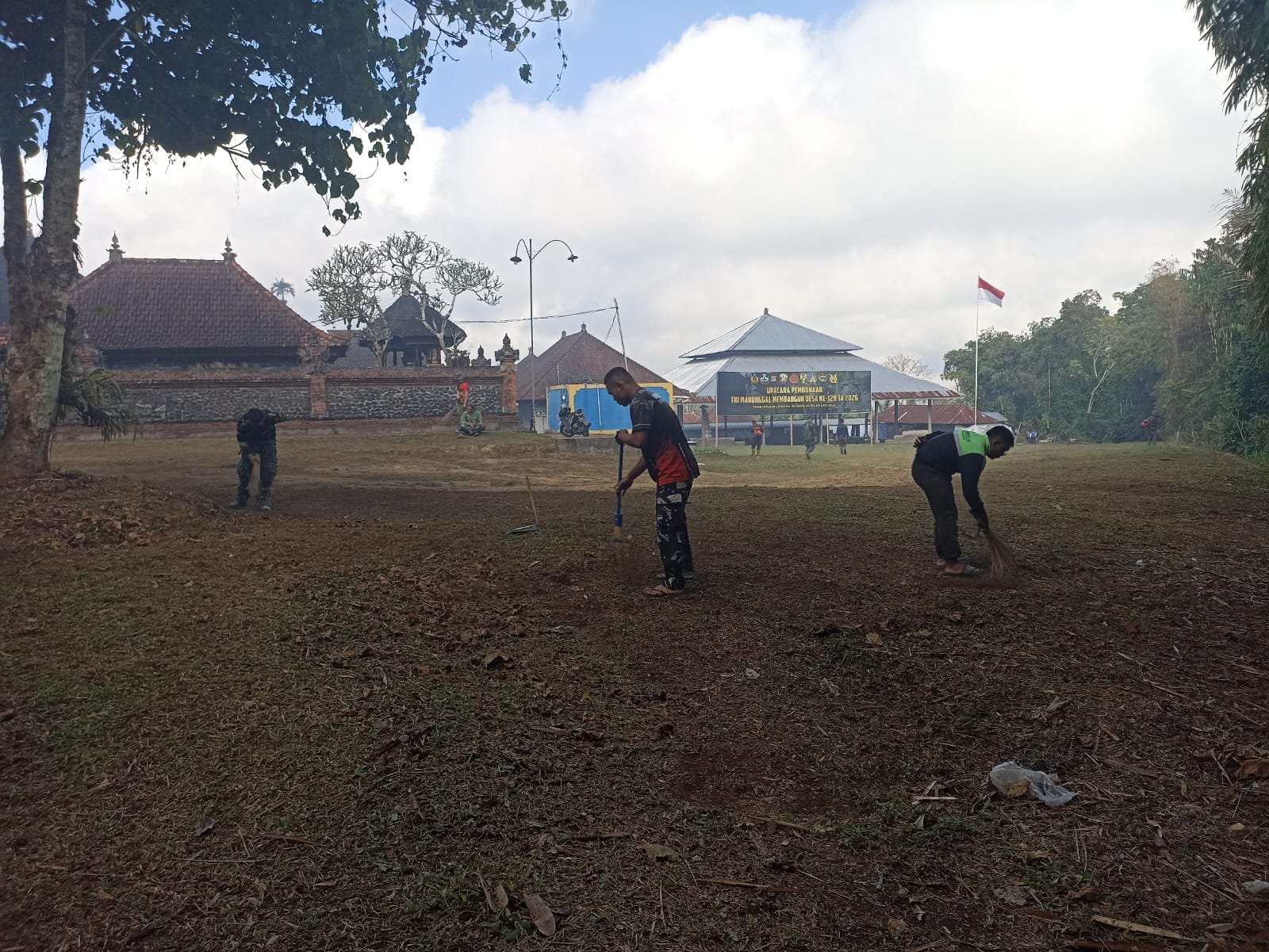 Tak Hanya Bangun Infrastruktur, Satgas TMMD Ke-129 Kodim 1626/Bangli Peduli Kebersihan Pura Puseh