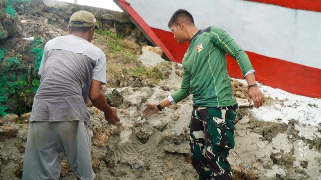 Satgas TMMD Bersama Masyarakat Perbaiki Saluran Air yang Rusak