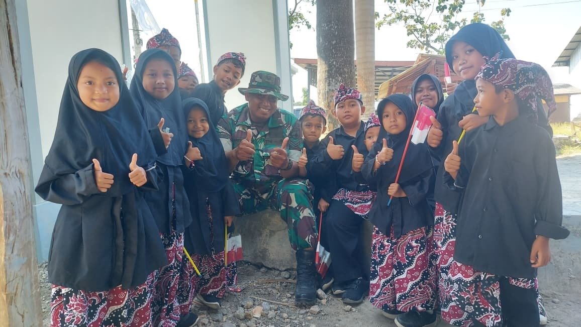 Kehangatan di Luar Tugas Fisik, Sertu Ardianto Personel Satgas TMMD 129 Asyik Canda Tawa Bersama Siswa SD Saat Jam Istirahat
