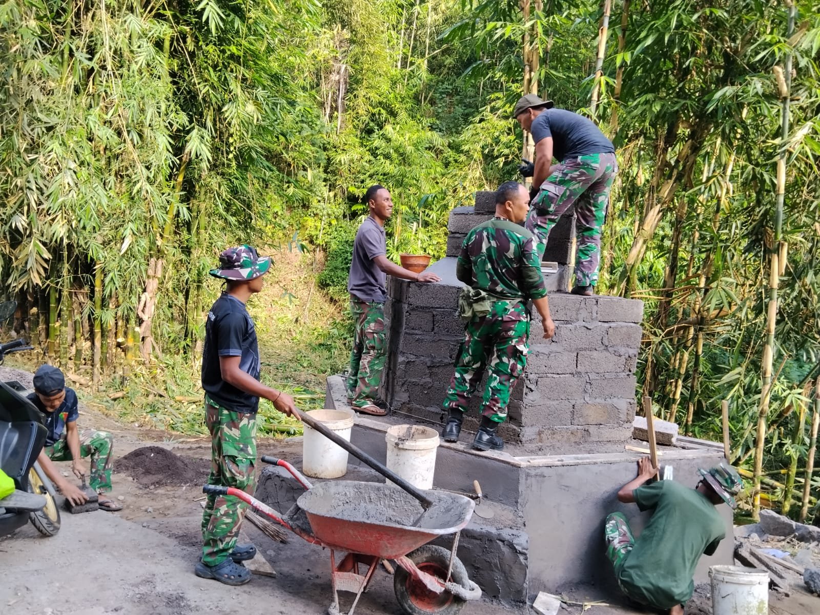 Pembuatan Tugu TMMD Ke-129 Kodim 1626/Bangli Jadi Simbol Kebersamaan TNI dan Warga Sekardadi