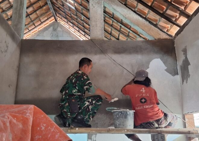 Bahu-Membahu dengan Ketelitian Tinggi, Satgas TMMD 129 dan Warga Mulai Perhalus Dinding RTLH Gunakan Plamir