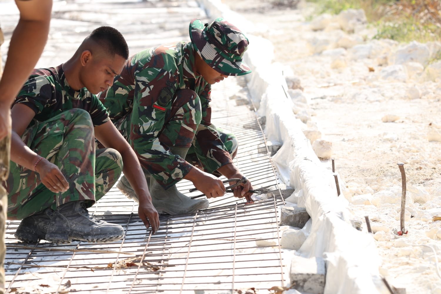 Kokohkan Pondasi Desa: Satgas TMMD Ke-129 Kodim 0812/Lamongan Rangkai Besi Wiremesh Demi Jalan Desa Tlemang Tahan Lama