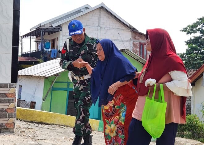 Sentuhan Humanis Satgas TMMD 129 Kodim 0812/Lamongan: Kopka Eko Tuntun Langkah Lansia Desa Tlemang Menuju Posko Kesehatan