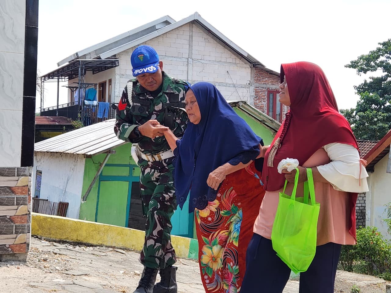 Sentuhan Humanis Satgas TMMD 129 Kodim 0812/Lamongan: Kopka Eko Tuntun Langkah Lansia Desa Tlemang Menuju Posko Kesehatan