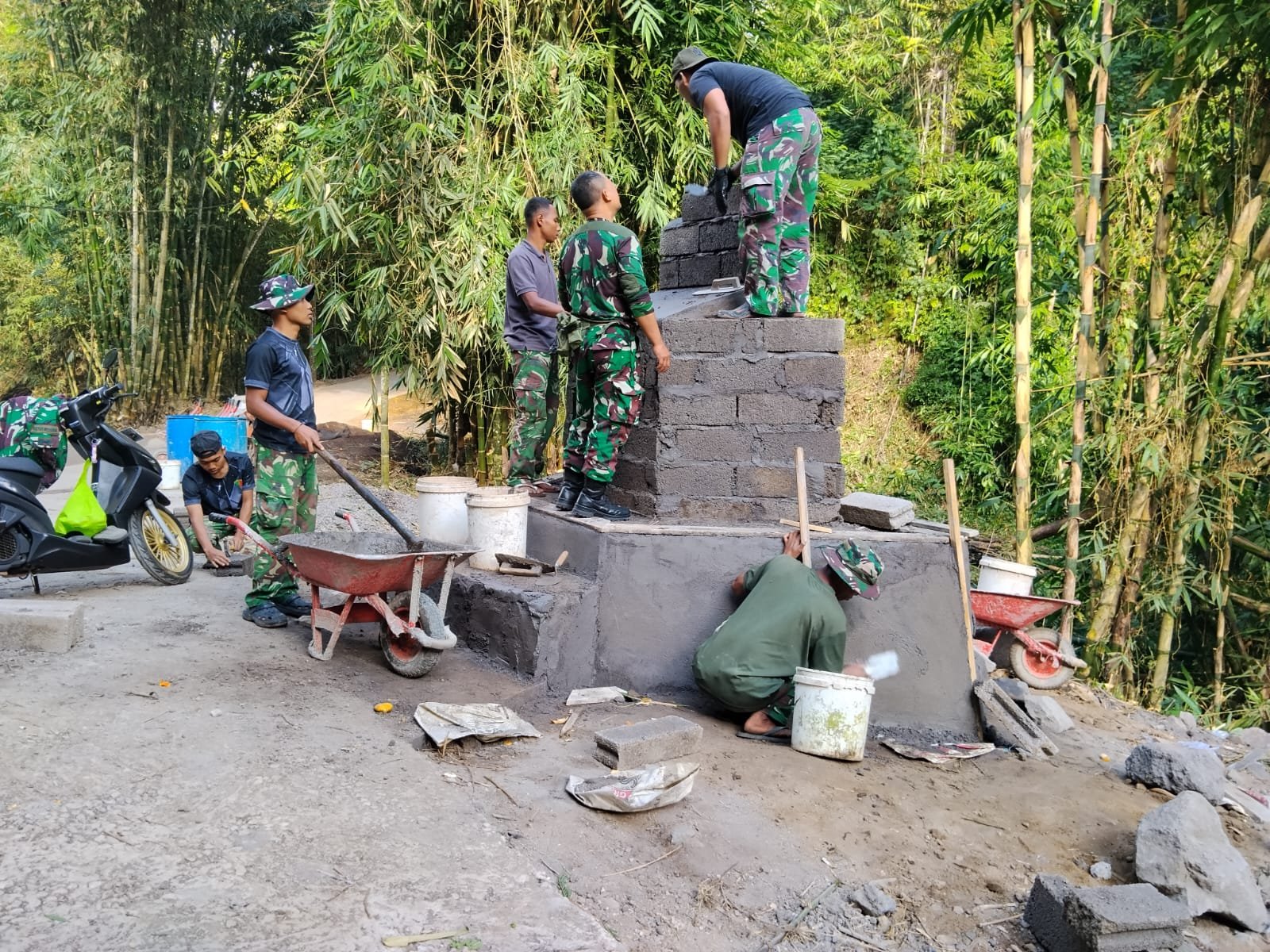 Gotong Royong Warnai Pembuatan Tugu TMMD Ke-129 Kodim 1626/Bangli di Desa Sekardadi
