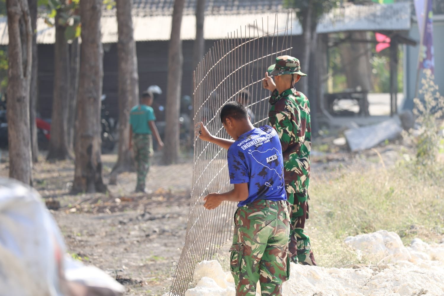 ​Peluh Tak Surutkan Langkah: Satgas TMMD ke-129 Kodim 0812/Lamongan Tetap Bertenaga Tuntaskan Rabat Beton