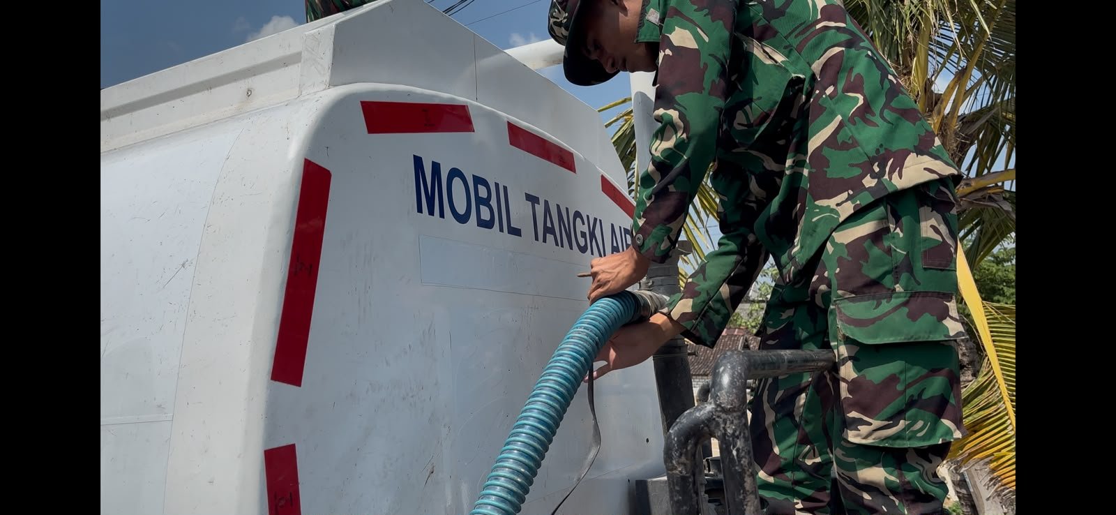 Satgas TMMD Ke-129 Kodim 0813/Bojonegoro Salurkan Air Bersih ke Warga Desa Krebet