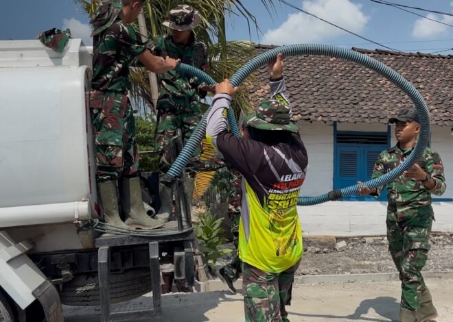 Gunakan Truk Tangki, Satgas TMMD Kodim 0813/Bojonegoro Bantu Penuhi Kebutuhan Air Bersih Warga