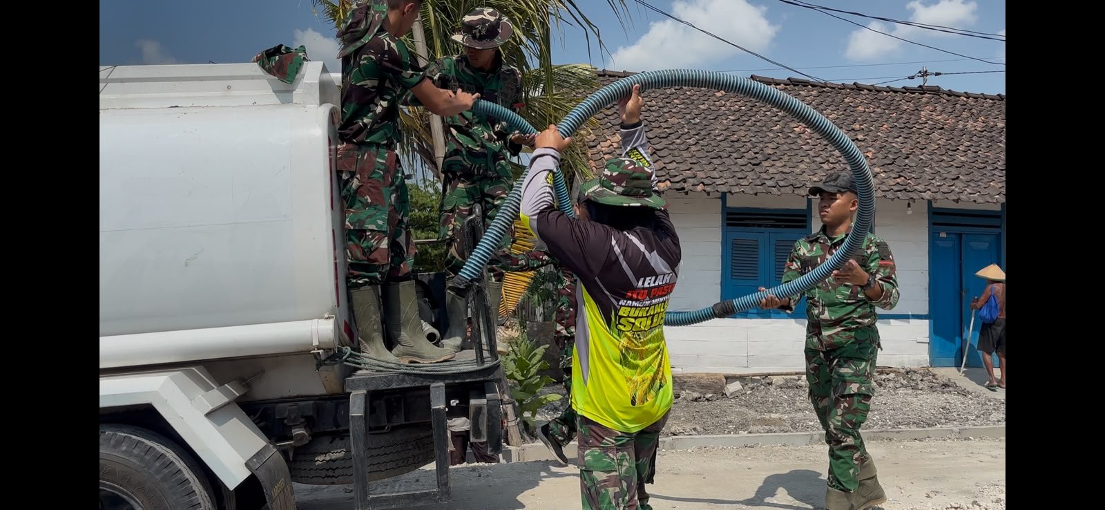 Gunakan Truk Tangki, Satgas TMMD Kodim 0813/Bojonegoro Bantu Penuhi Kebutuhan Air Bersih Warga