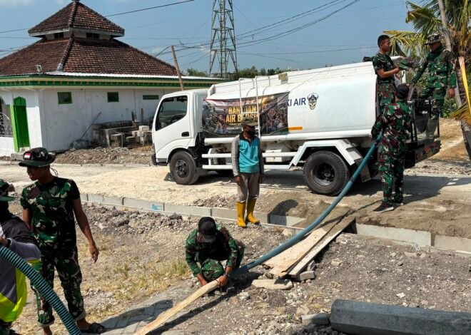Distribusi Air Bersih Satgas TMMD Ke-129 Kodim 0813/Bojonegoro Disambut Antusias Warga Desa Krebet