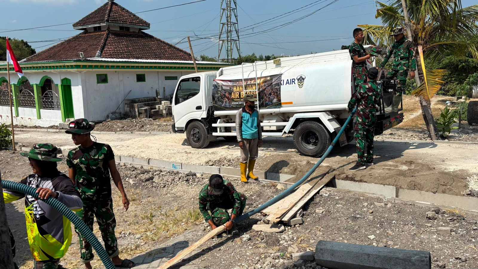 Distribusi Air Bersih Satgas TMMD Ke-129 Kodim 0813/Bojonegoro Disambut Antusias Warga Desa Krebet