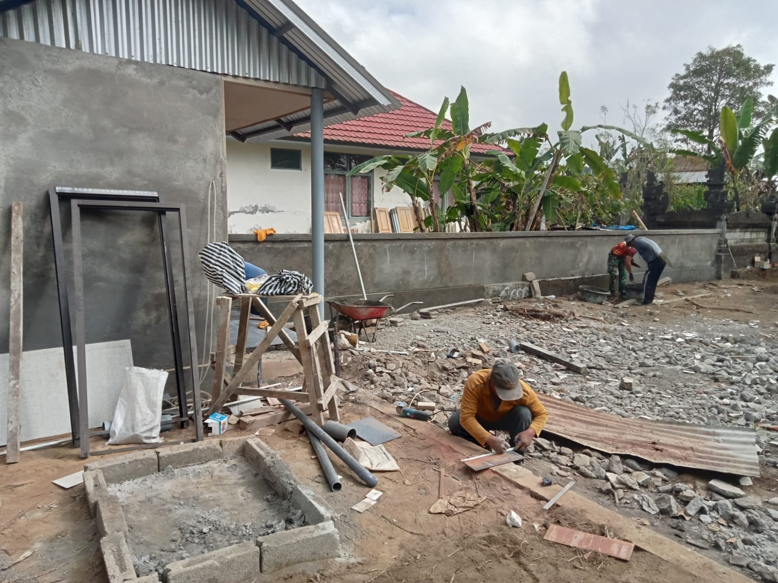 Gotong Royong Warnai Penyelesaian MCK Fasum, Sasaran TMMD Ke-129 Kodim 1626/Bangli Tembus 96 Persen