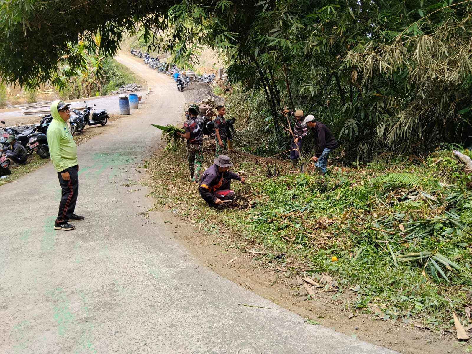 Jalan Rabat Beton Mulai Rapi, Satgas TMMD Ke-129 Kodim 1626/Bangli Bersama Warga Bersihkan Badan Jalan