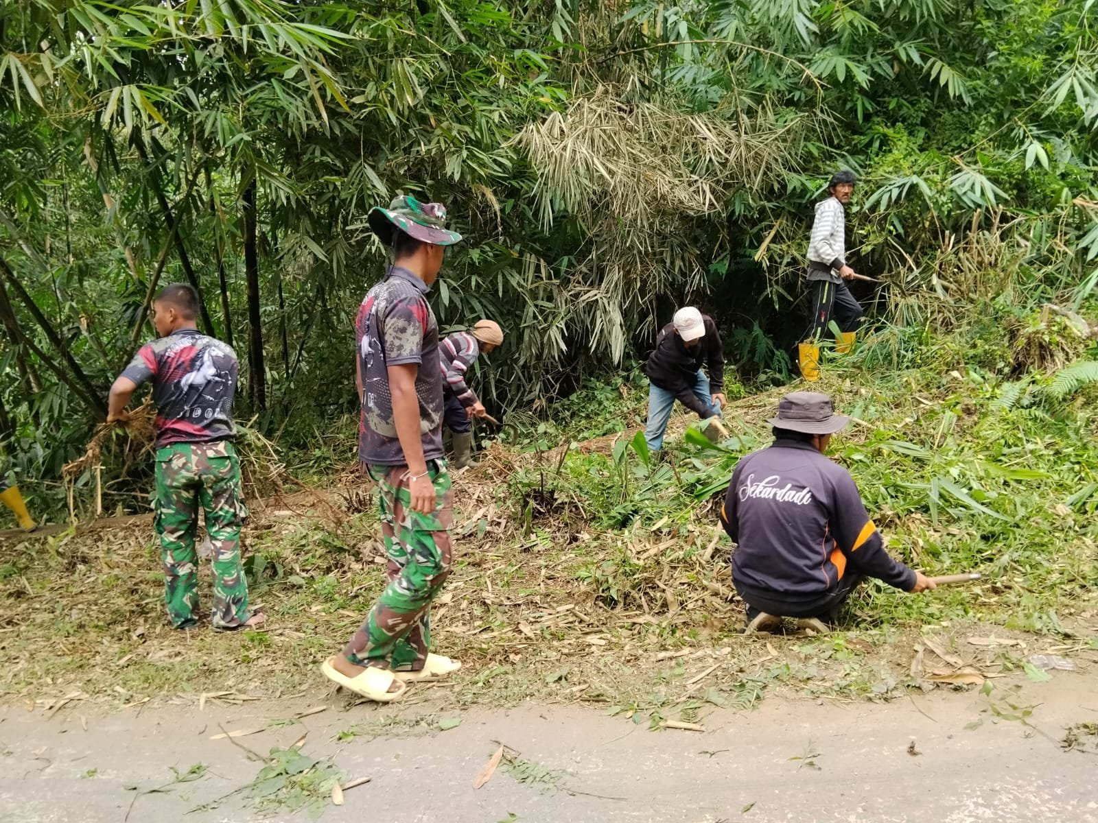 Bahu-Membahu Bersihkan Jalan, Satgas TMMD Ke-129 Kodim 1626/Bangli dan Warga Perkuat Gotong Royong