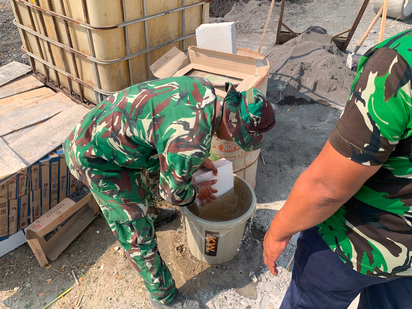 Kerja Sama Satgas TMMD Kodim 0813/Bojonegoro Percepat Pembangunan Musala dan Toilet di Sembung