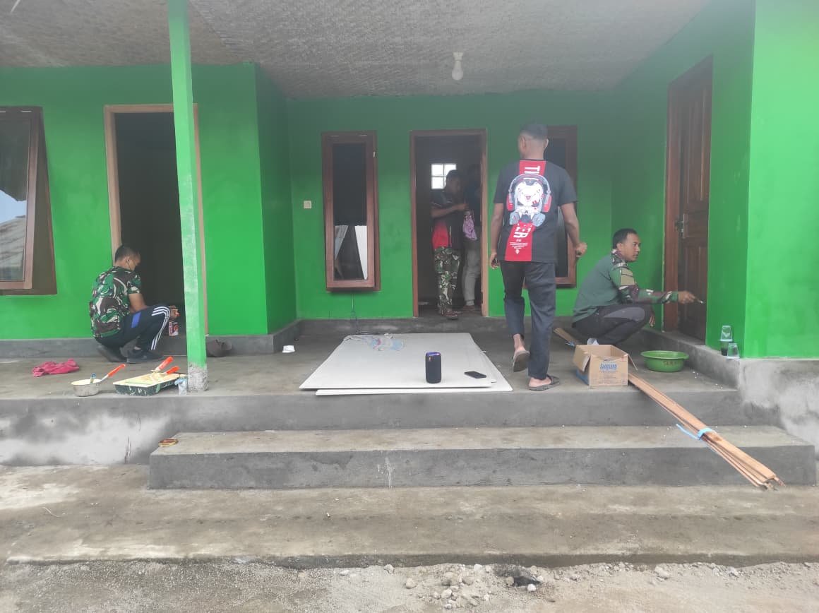 Sentuhan Cat Satgas TMMD Bikin Rumah I Wayan Pasta Lebih Bersih dan Tertata