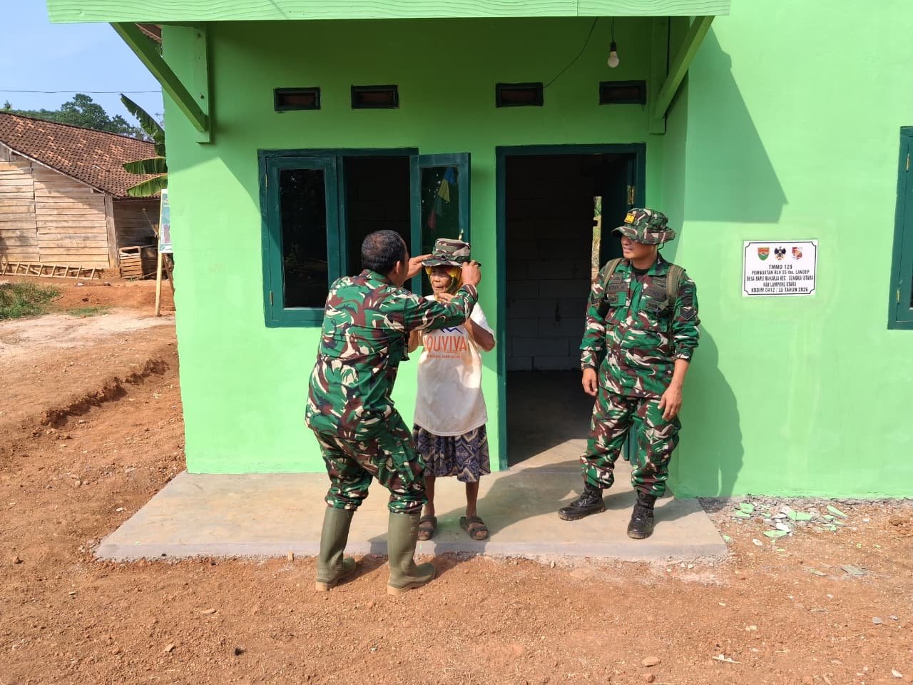 Sikap Humanis Anggota Satgas TMMD Ke-129 Tarik Simpati Warga, “Senang Bisa Ngobrol dengan Pak Tentara”