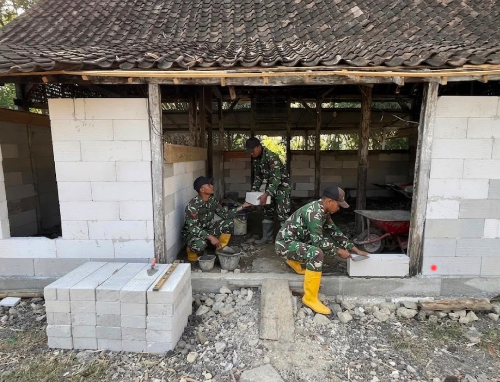 Satgas TMMD Ke-129 Kodim 0813/Bojonegoro Pasang Dinding Batako RTLH Milik Bapak Kardo