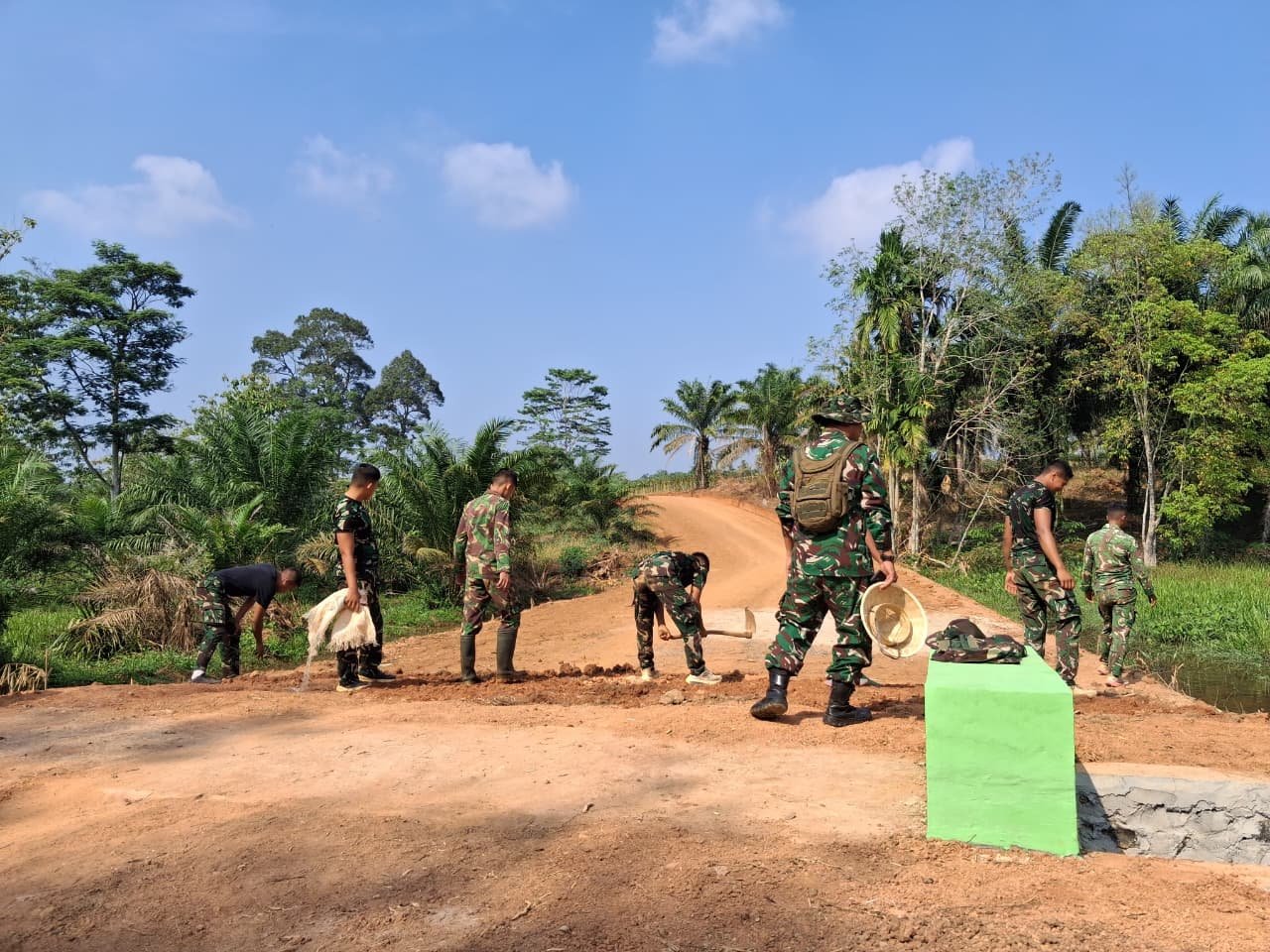 Dengan Semangat Kebersamaan, Satgas TMMD Rapikan Timbunan Gorong-Gorong Penghubung Dua Kecamatan