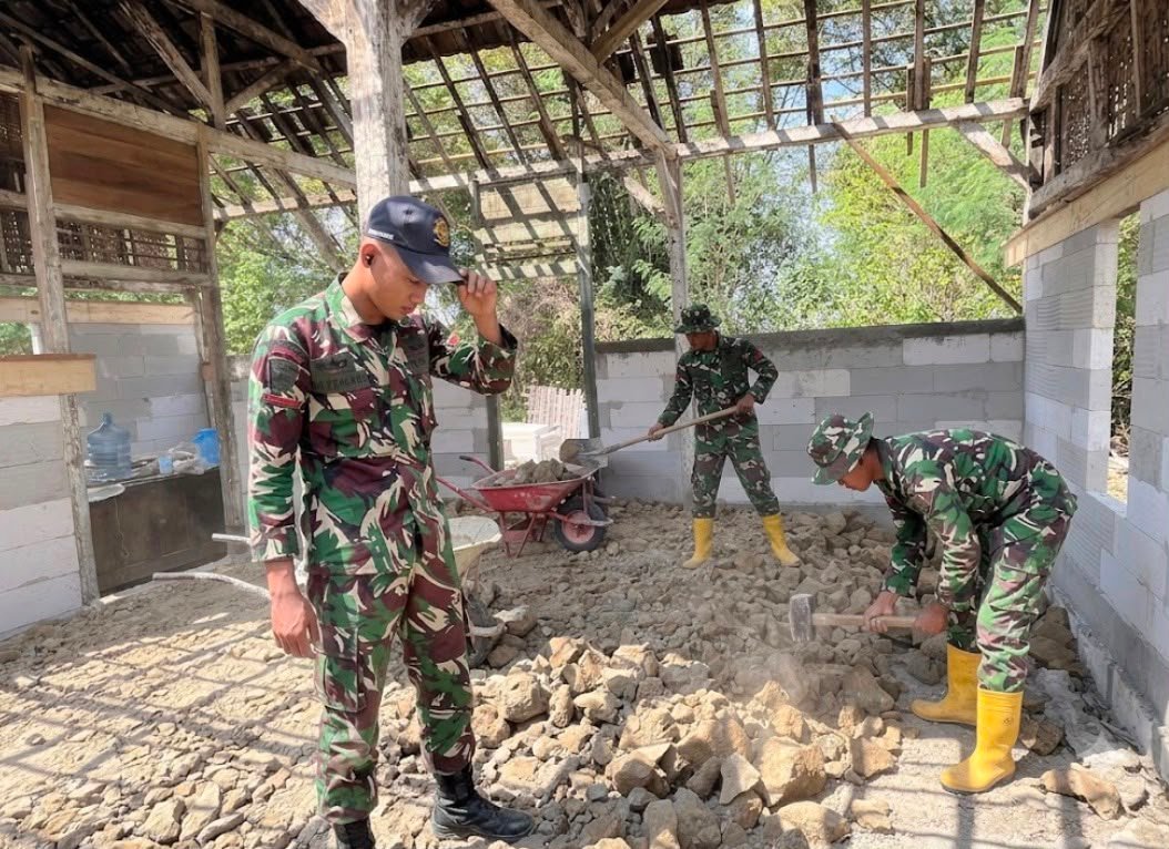 Pemasangan Dinding Batako RTLH Bapak Kardo Jadi Fokus Satgas TMMD Ke-129 Kodim 0813/Bojonegoro