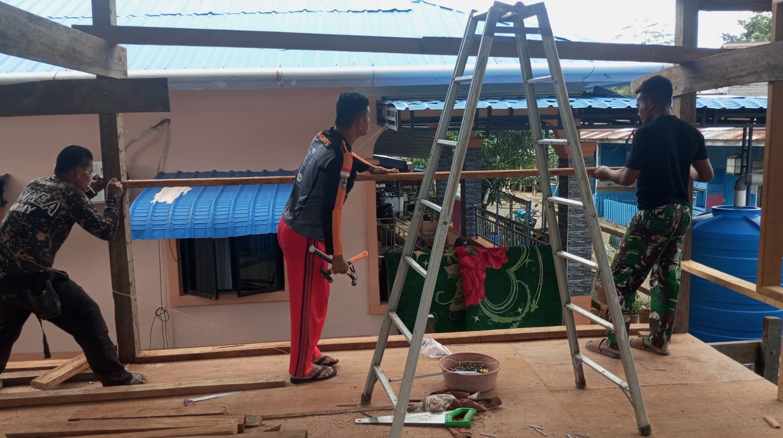 Rumah Hampir Rampung di TMMD ke-129, Pak Hamzah Teteskan Air Mata Haru: “Saya Tidak Pernah Menyangka Punya Rumah Selayaknya Ini”