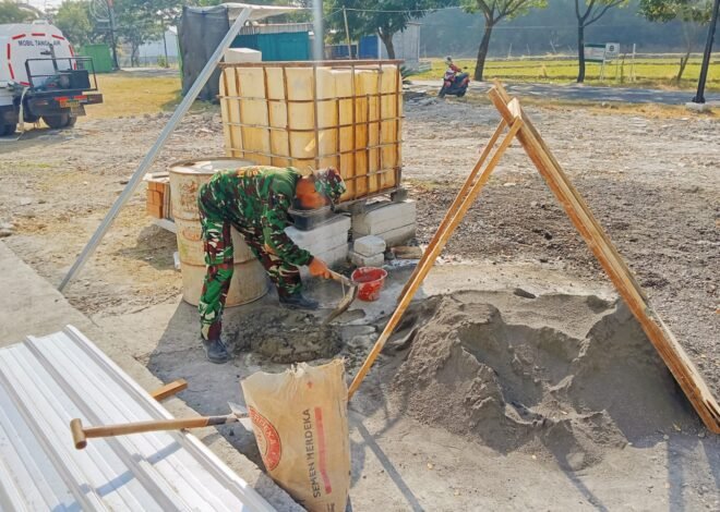 Panas Terik Tak Surutkan Semangat Satgas TMMD Kodim 0813/Bojonegoro Bangun Musala dan MCK di Sembung Sukorame