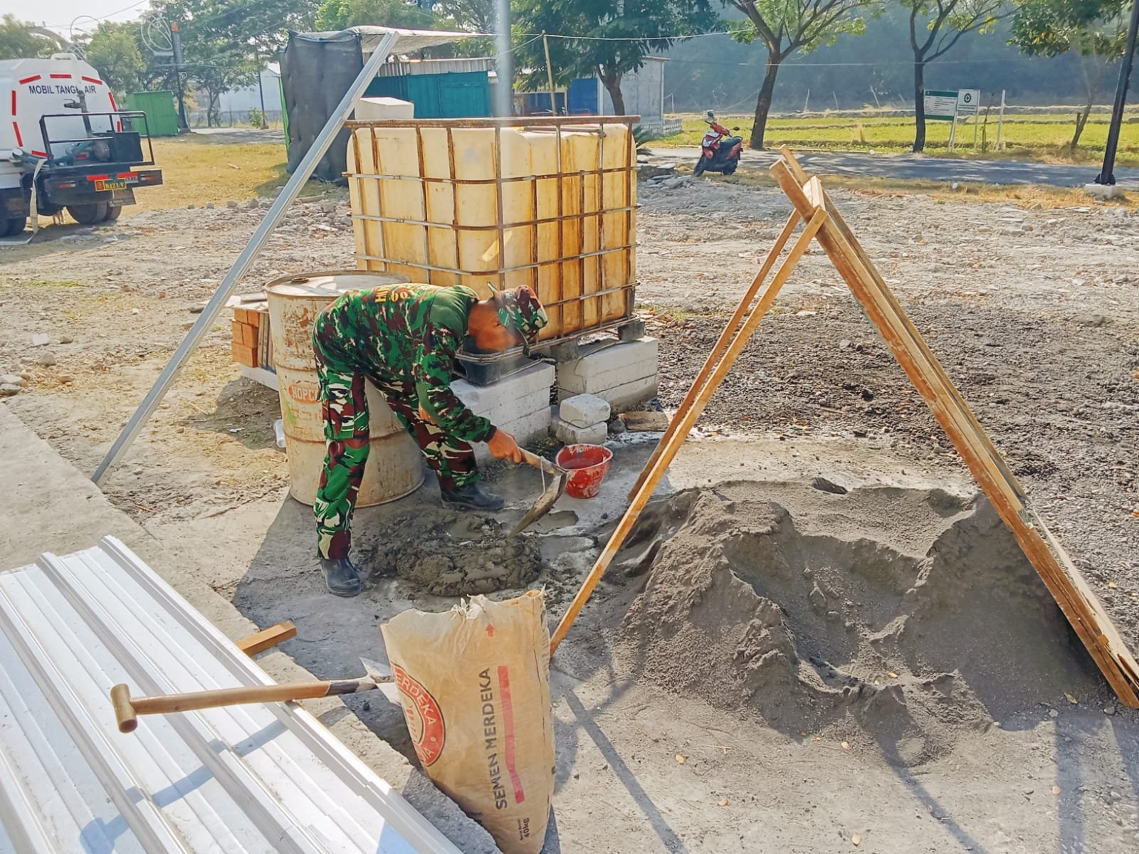 Panas Terik Tak Surutkan Semangat Satgas TMMD Kodim 0813/Bojonegoro Bangun Musala dan MCK di Sembung Sukorame