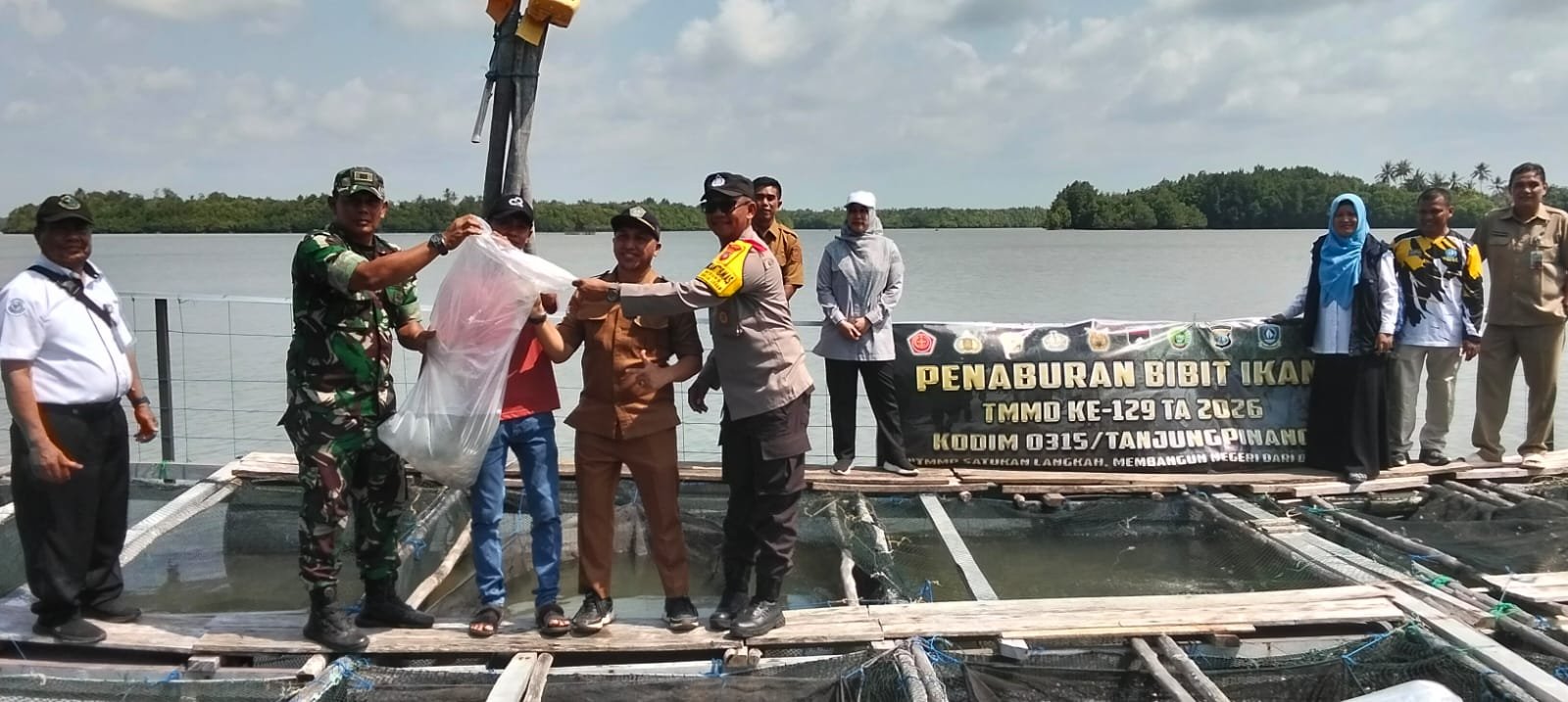 Satgas TMMD Ke-129 Dorong Ketahanan Pangan melalui Penaburan Bibit Ikan Kakap Putih sebanyak 3000 ekor di Desa Busung