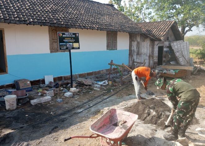 Gotong Royong Satgas TMMD Kodim 0813/Bojonegoro Percepat Pengerjaan Lantai Rumah Ibu Tini