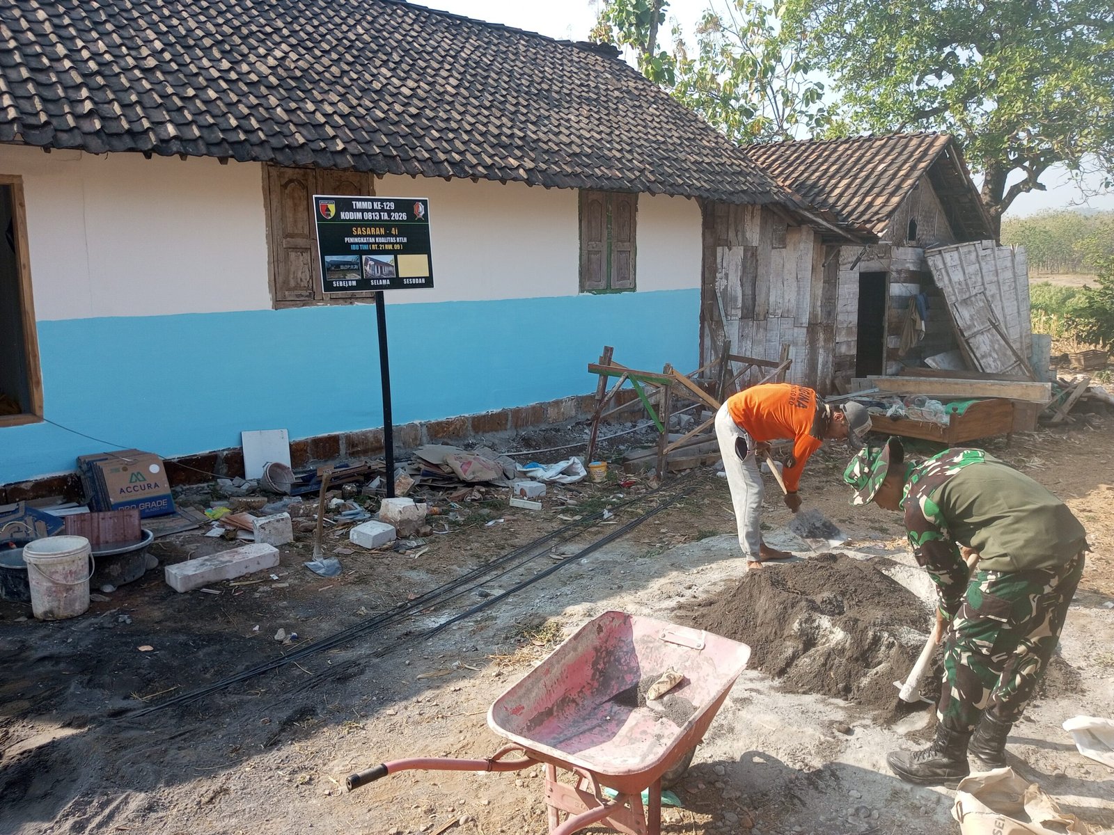 Gotong Royong Satgas TMMD Kodim 0813/Bojonegoro Percepat Pengerjaan Lantai Rumah Ibu Tini