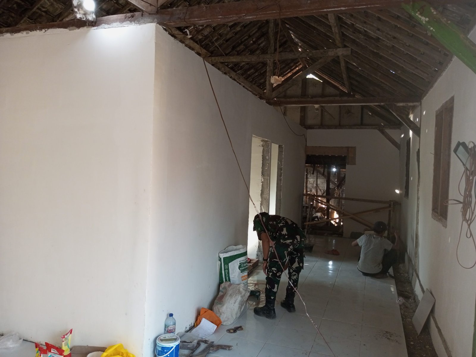 Satgas TMMD Ke-129 Kodim 0813/Bojonegoro Optimalkan Pembangunan RTLH Ibu Tini dengan Pengerjaan Lantai Rumah