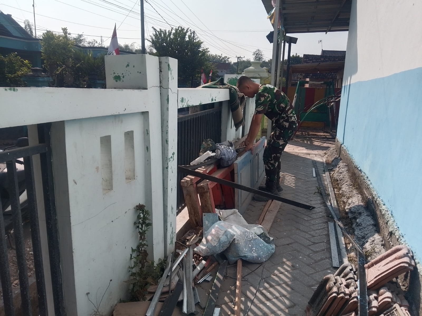 Semangat Gotong Royong Satgas TMMD Warnai Persiapan Rehabilitasi SDN Kesongo 1
