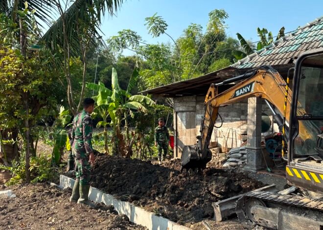 Excavator Dikerahkan, Satgas TMMD Ke-129 Kodim 0813/Bojonegoro Percepat Pembuatan Drainase di Dusun Krebet