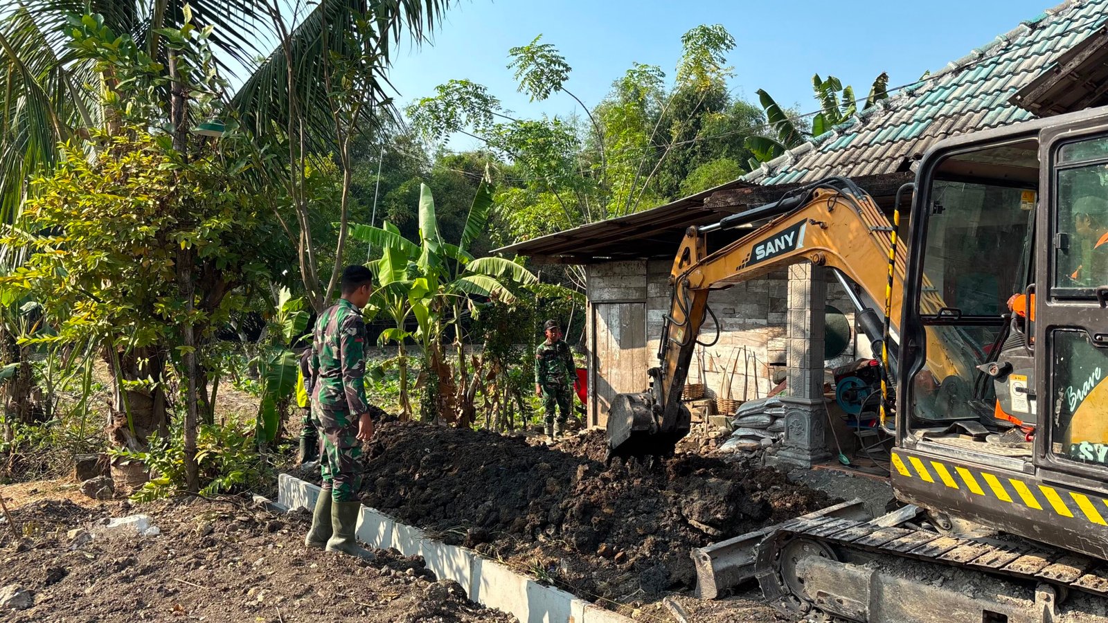 Excavator Dikerahkan, Satgas TMMD Ke-129 Kodim 0813/Bojonegoro Percepat Pembuatan Drainase di Dusun Krebet