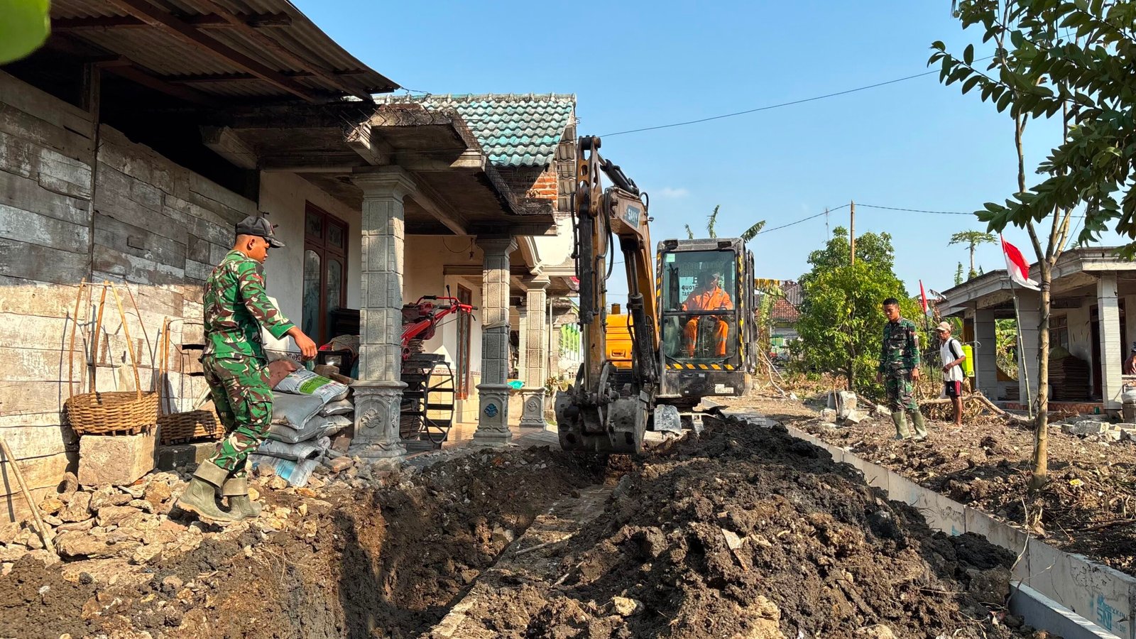 Satgas TMMD Kodim 0813/Bojonegoro Maksimalkan Excavator untuk Bangun Drainase di Depan Masjid Dusun Krebet