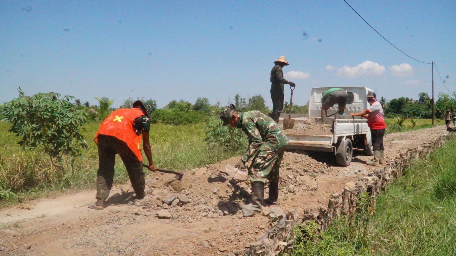 Gotong Royong Satgas TMMD dan Warga Percepat Penimbunan Jalan 1,2 Kilometer di Bandar Raya