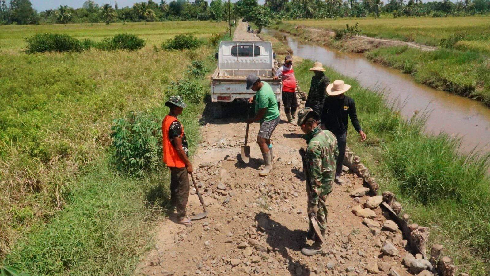 Satgas TMMD dan Warga Perkuat Jalan, Wujudkan Akses Desa yang Lebih Lancar