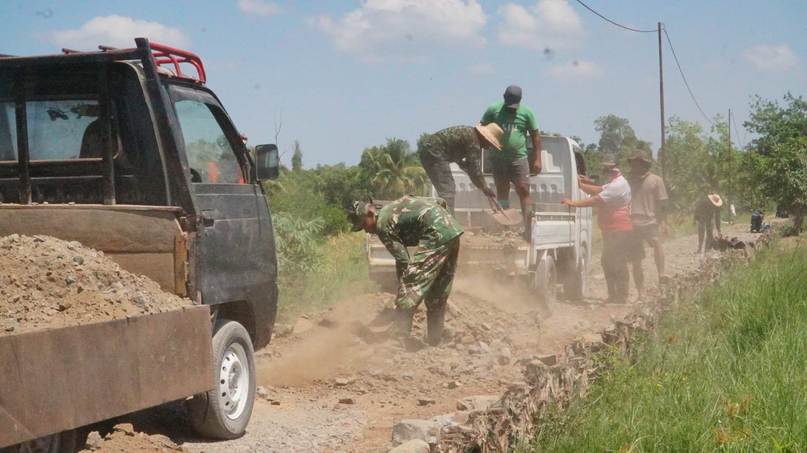 Kompak Bangun Jalan, Satgas TMMD dan Warga Pererat Kemanunggalan TNI-Rakyat