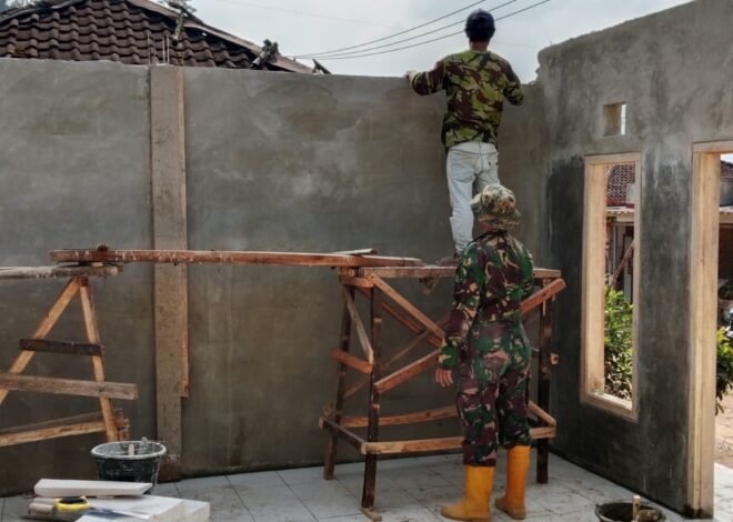 TMMD Ke-129 Kodim 0608/Cianjur: Tim Marinir Lanjutkan Pemasangan Hebel Dan Keramik Rumah Bapak Burhanudin