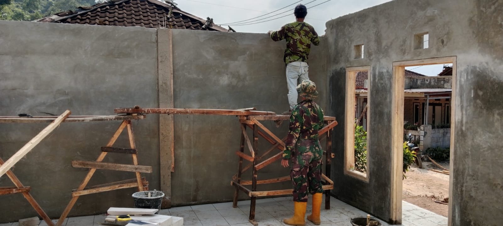 TMMD Ke-129 Kodim 0608/Cianjur: Tim Marinir Lanjutkan Pemasangan Hebel Dan Keramik Rumah Bapak Burhanudin