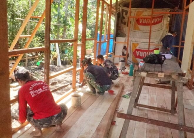 Kompak Pasang Plafon, Satgas TMMD dan Warga Perkuat Semangat Gotong Royong