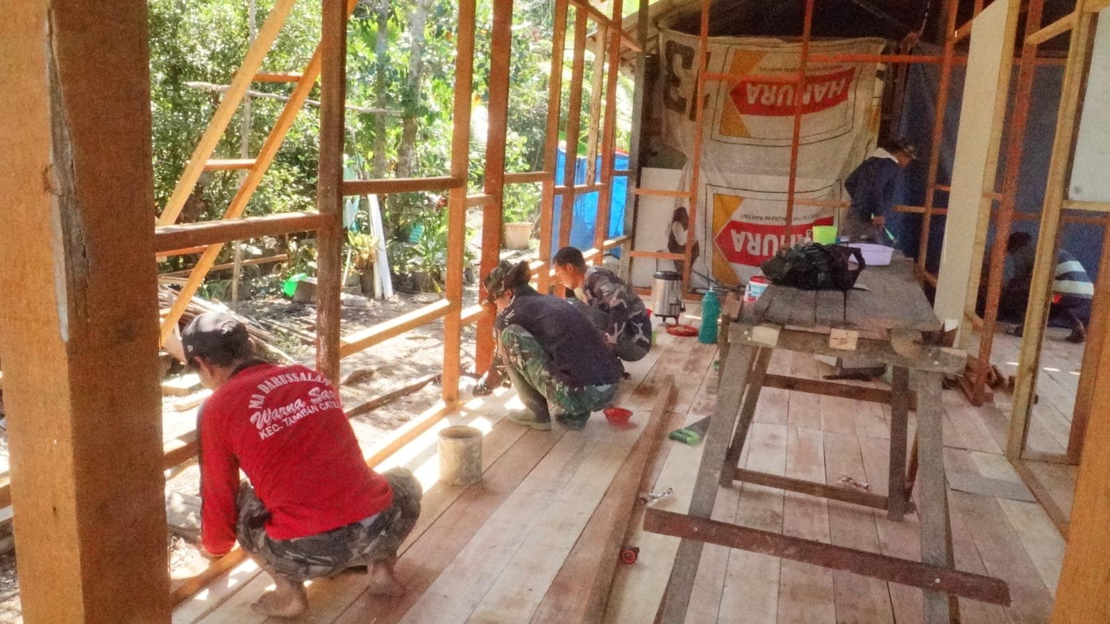 Kompak Pasang Plafon, Satgas TMMD dan Warga Perkuat Semangat Gotong Royong