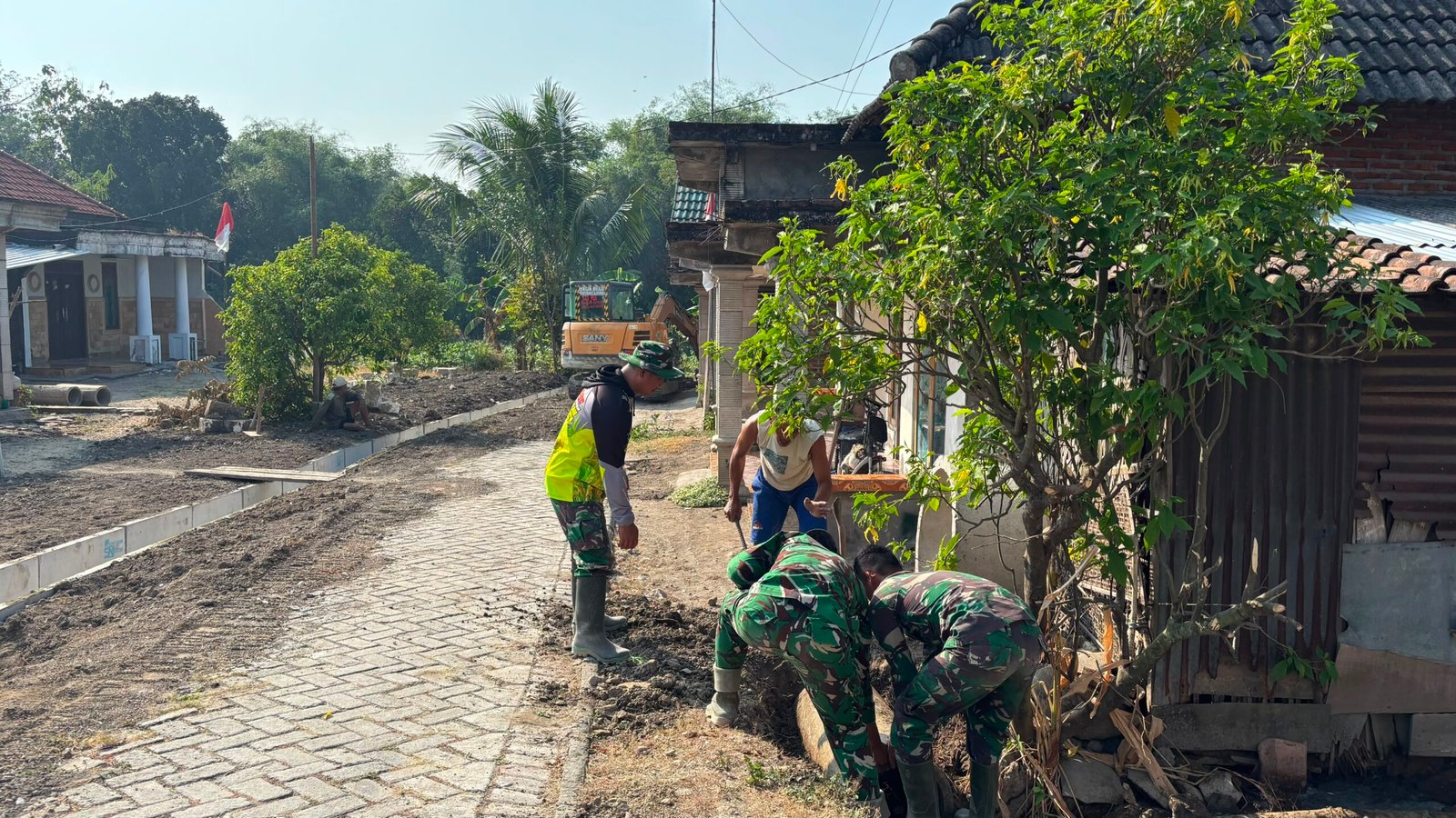 Pembuatan Drainase TMMD Ke-129 Kodim 0813/Bojonegoro di Dusun Krebet Dipacu dengan Excavator