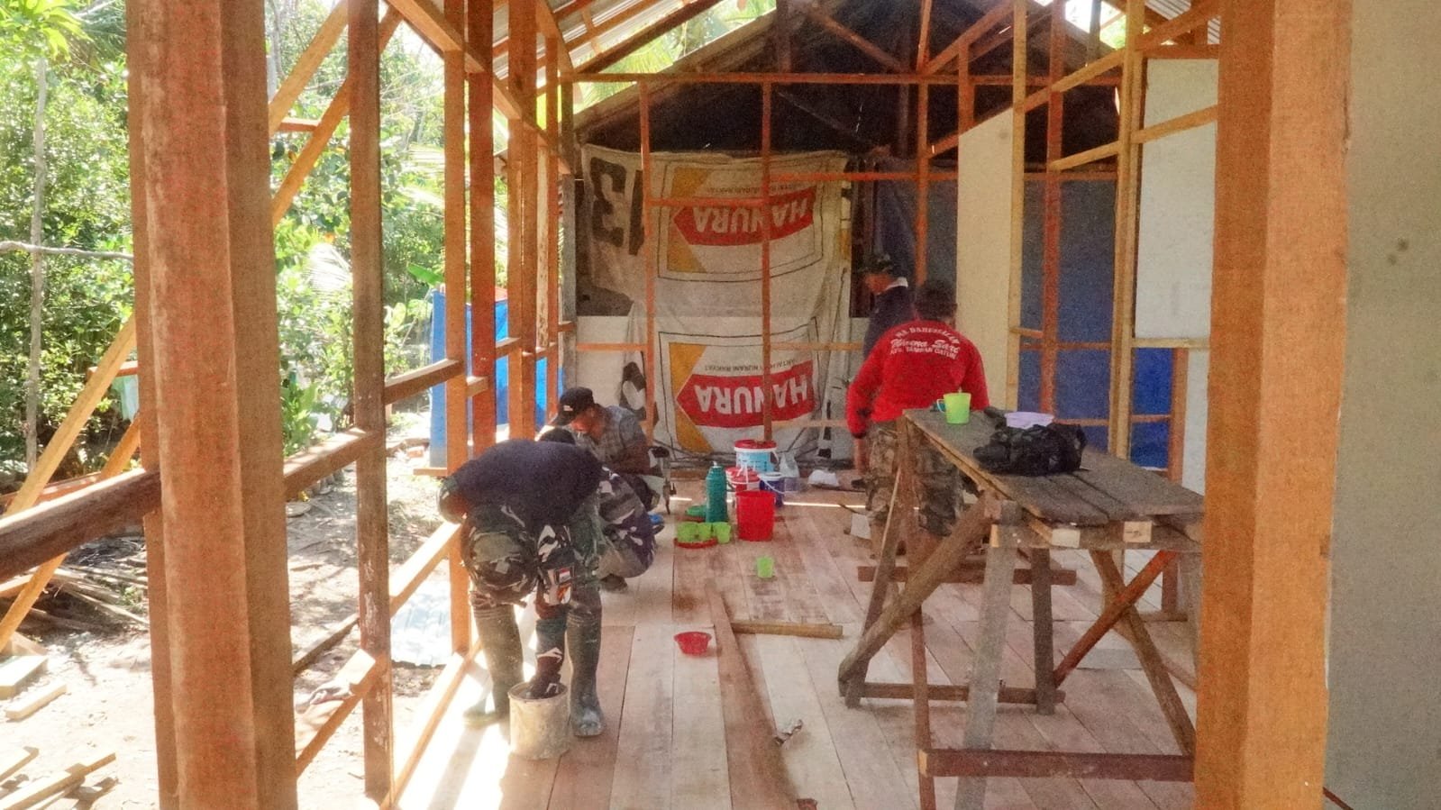 TNI dan Warga Kompak Bangun Rumah, Semangat Gotong Royong Tumbuhkan Harapan